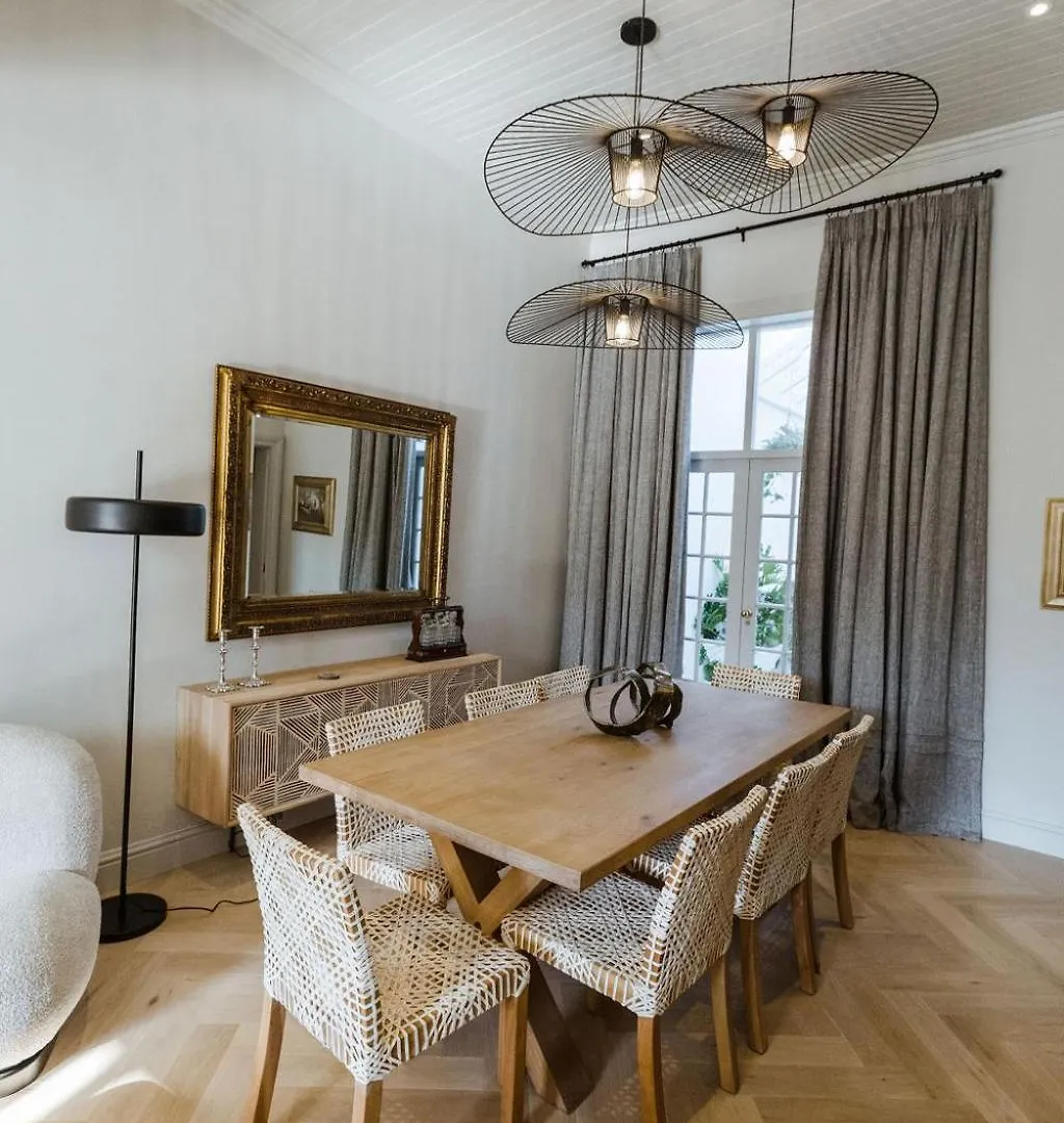 Villa Immaculately Styled And Positioned With Pool & Bar à Le Cap Afrique du Sud